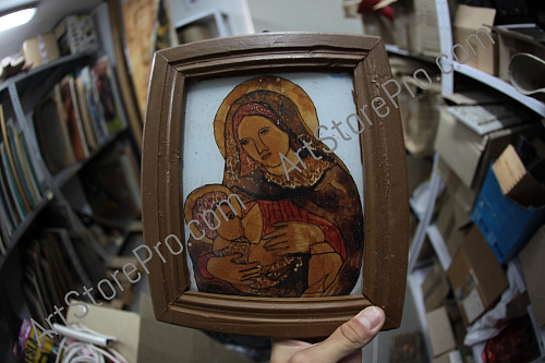 Мария кормит младенца грудью